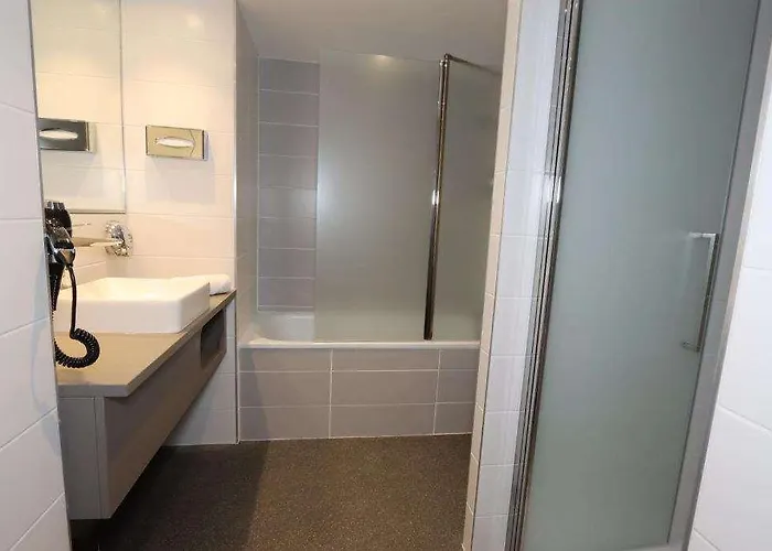 Western Eden Szálloda 3*